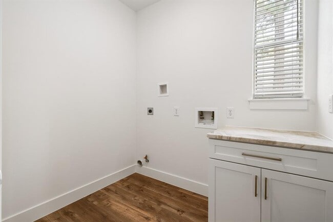 Building Photo - 14 Long Springs Pl