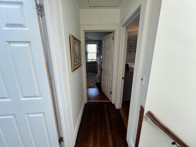 Building Photo - Terrific 3 Bed/1 Bath Colonial in Glen Cove!