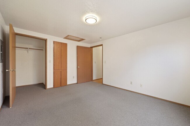 Building Photo - MOVE IN READY! Includes water, sewer and garbage. 2 bed 1 bath downtown Olympia!