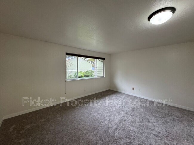 Building Photo - 3935 NW Fairway Ln