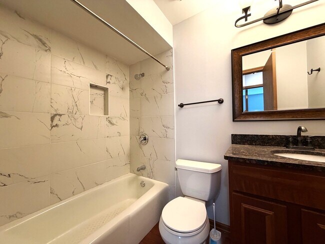 Building Photo - 1724 Hall Pl