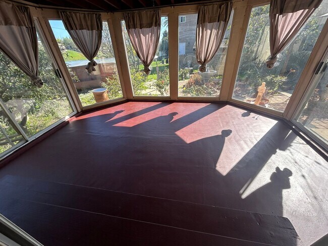 Building Photo - Cozy 2-Bedroom Duplex with Fireplace & Sunroom in Vista – Don’t Miss Out!