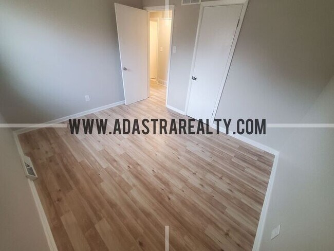 Building Photo - Completely Renovated Duplex in KCK, Beautiful Finishings-Available in JUNE!!