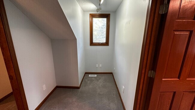 Building Photo - 14214 White Horse Ct