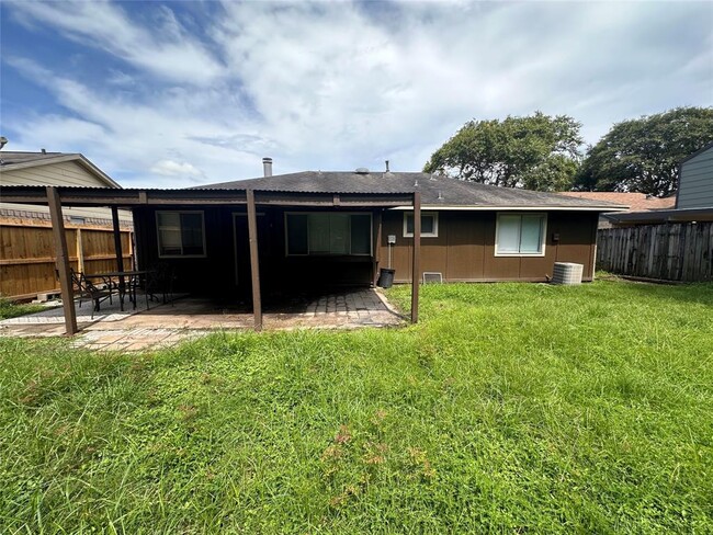 Building Photo - 701 Canyon Springs Dr