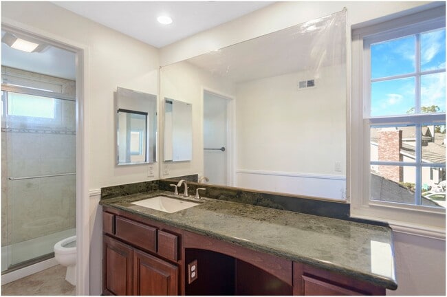 Building Photo - Beautiful Woodbridge Home!