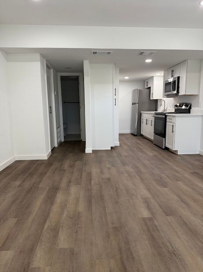 Building Photo - Remodeled Private San Pedro Square Studio