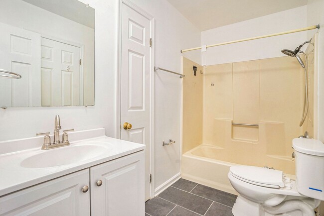 Building Photo - Beautiful 3 Bedroom Home