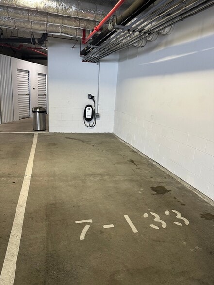 Building Photo - 987 Queen St