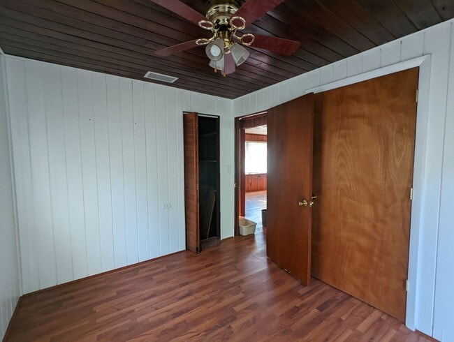 Building Photo - Lovely 2/1 home with beautiful natural wood interior