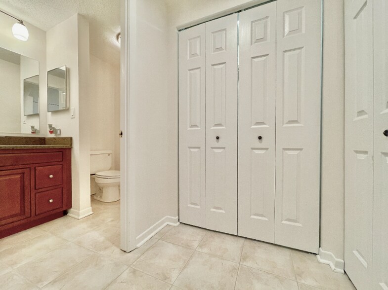 Building Photo - 12900 W Heiden Cir