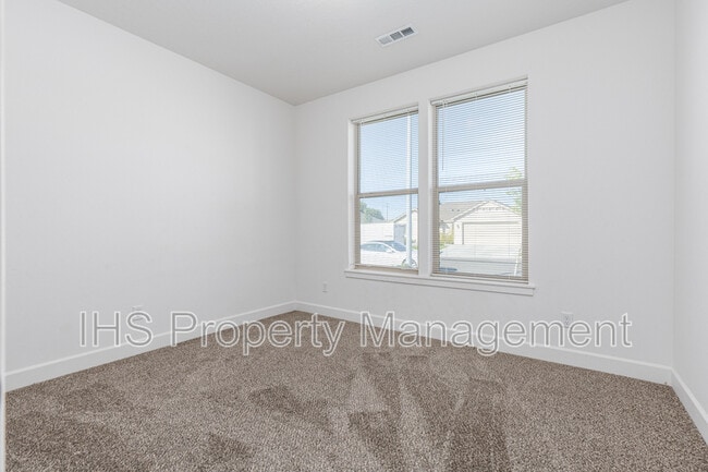 Building Photo - 1127 S Blueberry Pl