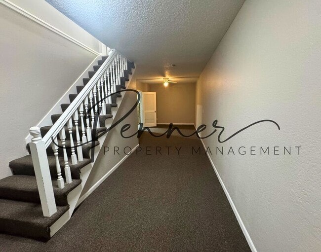 Building Photo - 811 NE Barnes Dr