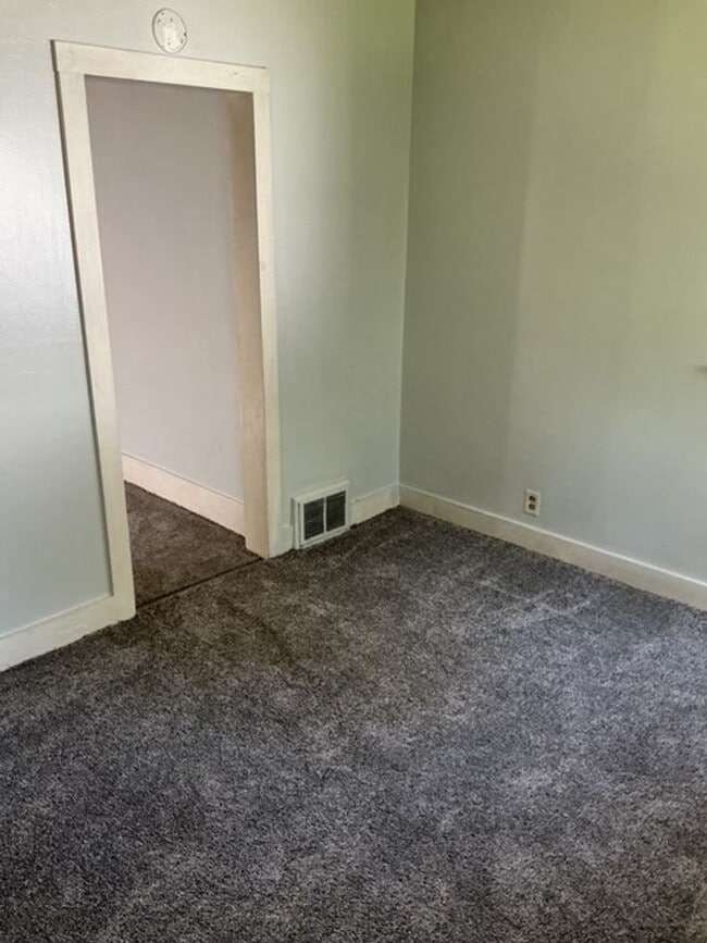 Building Photo - 3 Bedroom / 1 Bathroom House in Peoria