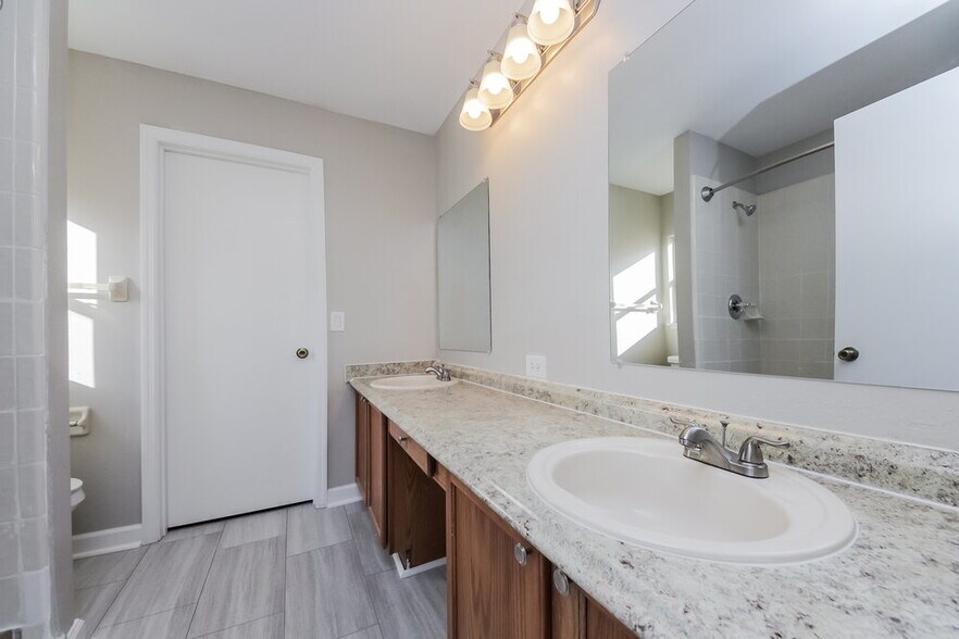 Building Photo - 1239 Heather Lake Dr