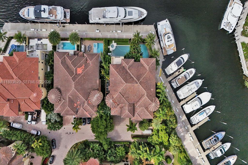 Building Photo - 17001 Collins Ave