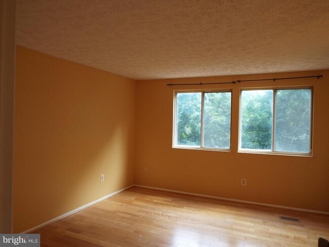 Building Photo - 3656 Woodhaven Ct