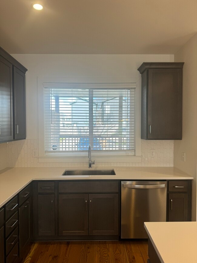 Building Photo - 1822 16th Ave N