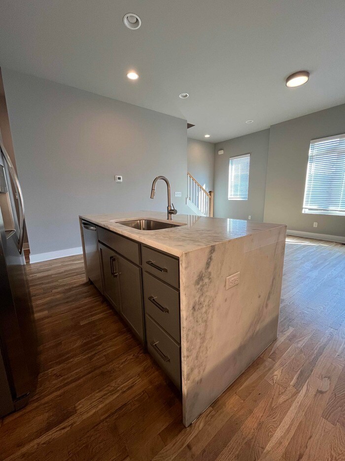 Building Photo - 976 Youngs Ln