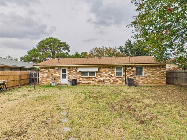 Building Photo - 4723 N Shore Dr