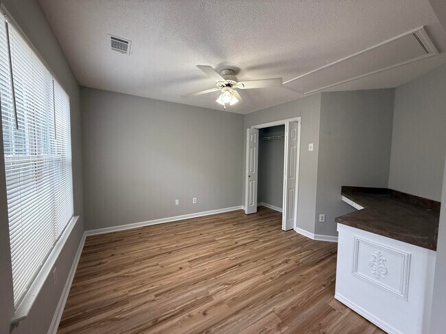 Building Photo - 1206 Kendal Ct