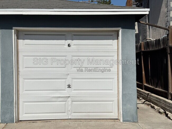 Building Photo - 629 W Glenoaks Blvd