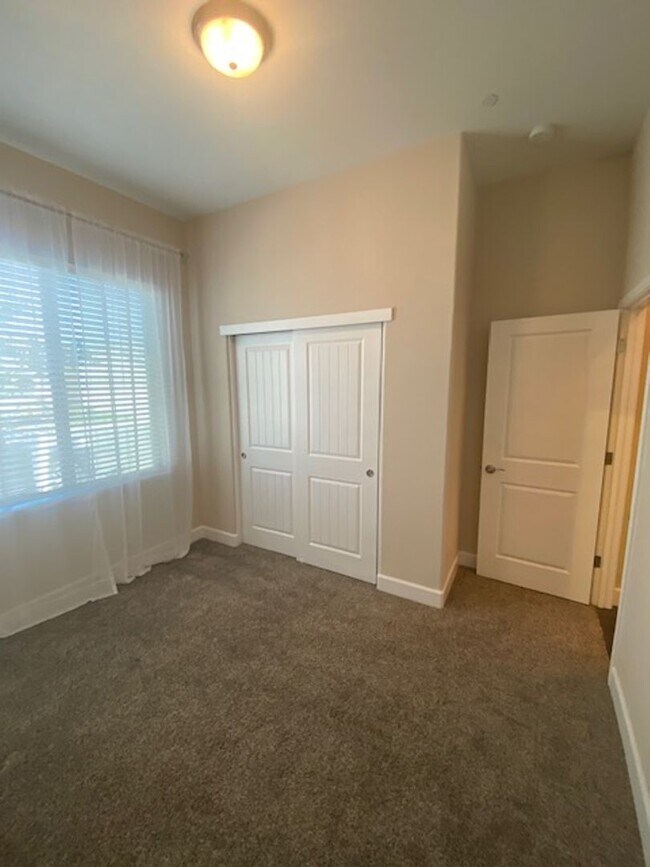 Building Photo - 2256 Ranch View Dr
