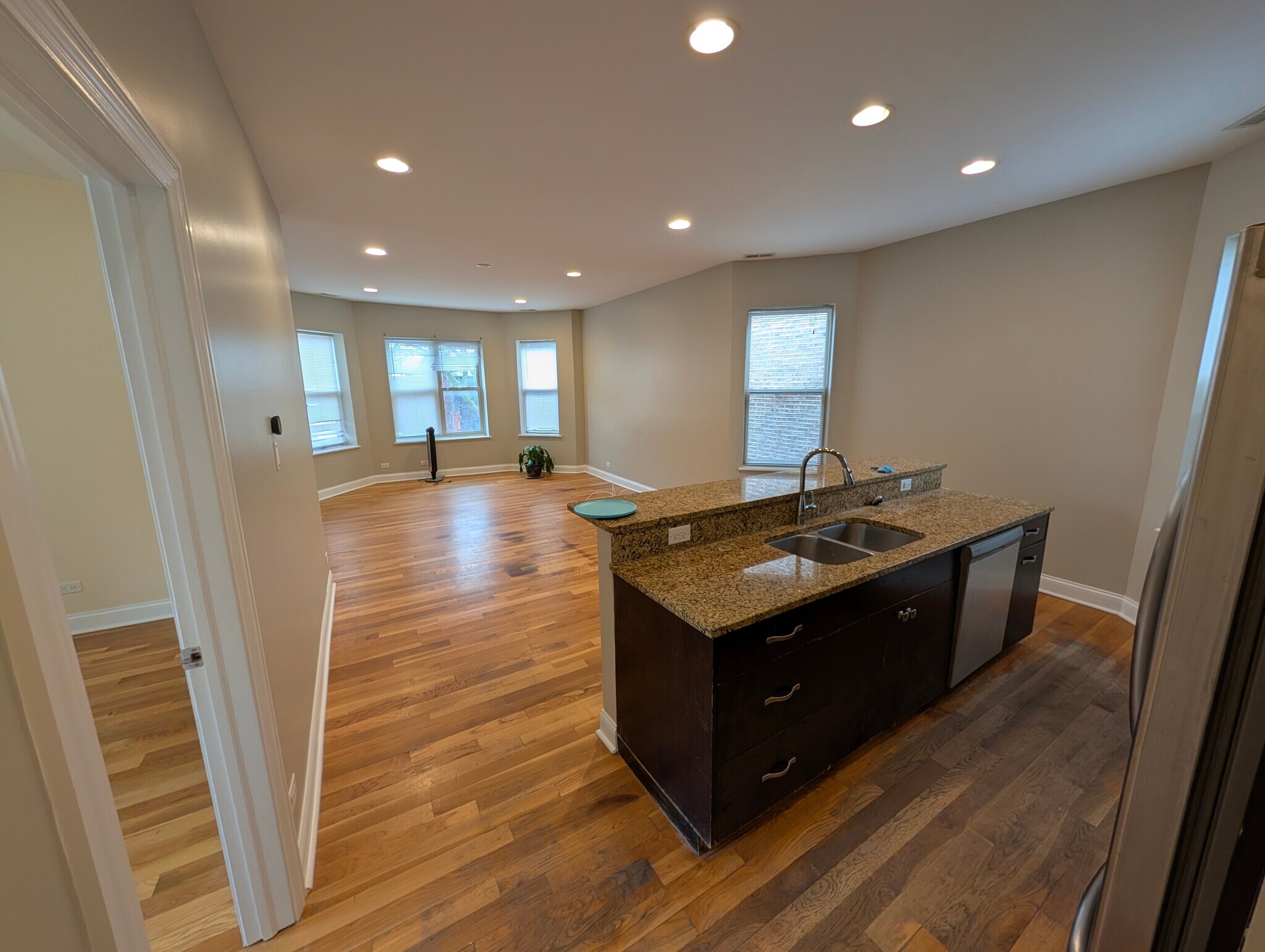 Building Photo - 4742 N Sawyer Ave