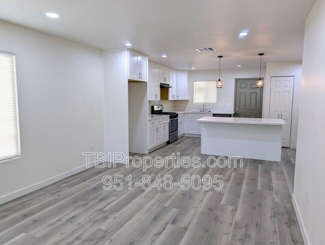 Building Photo - 1358 N Murray St