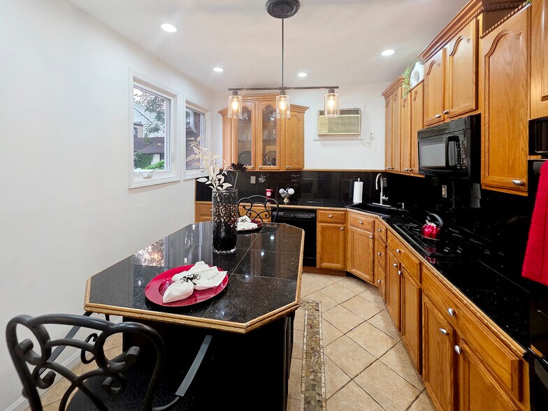 Building Photo - 86 Keer Ave