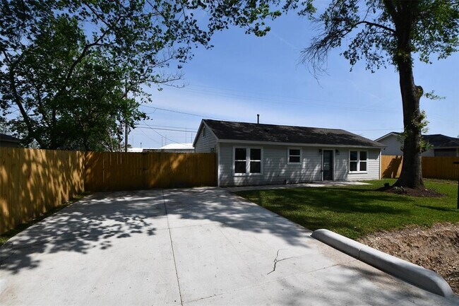 Building Photo - 10946 Fullerton Dr