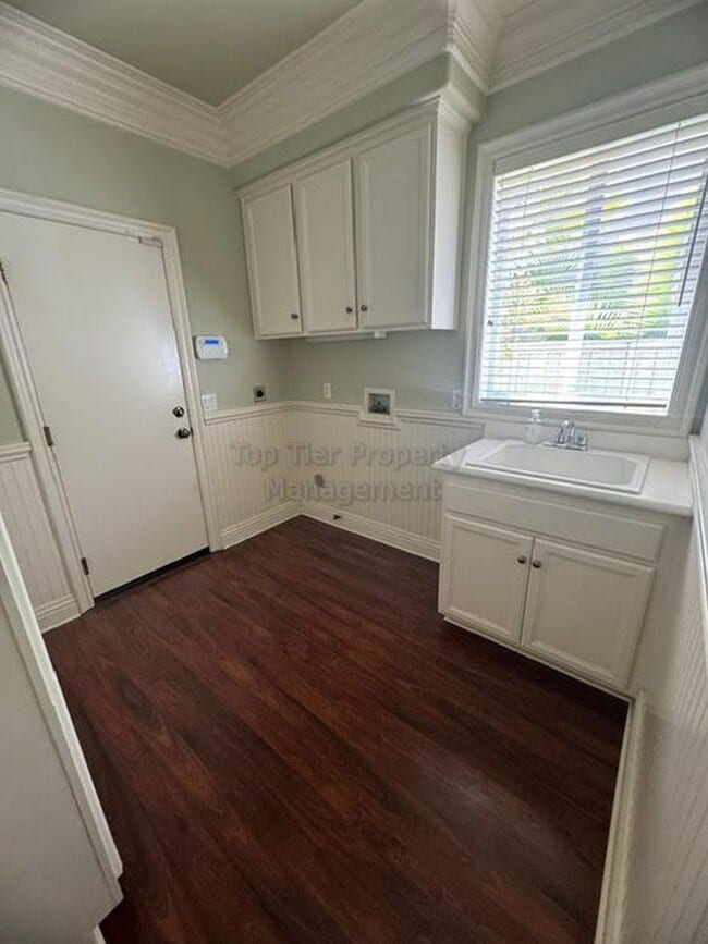 Building Photo - Spacious (5+bed/3bath) Home with Huge Back...