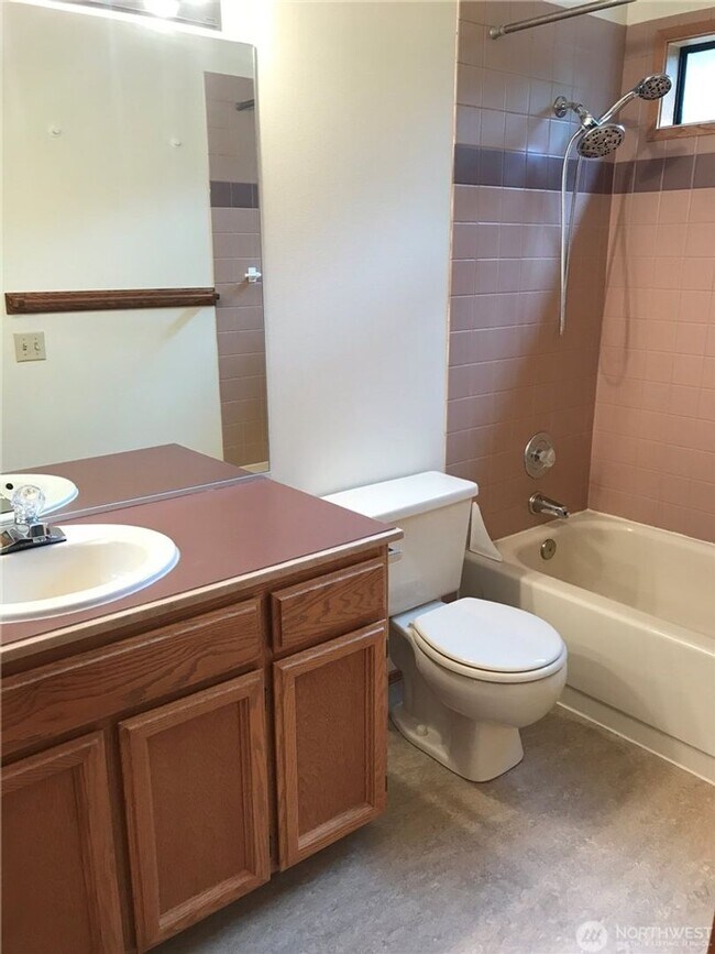 Building Photo - 3Bd/2.5Ba Bellevue House