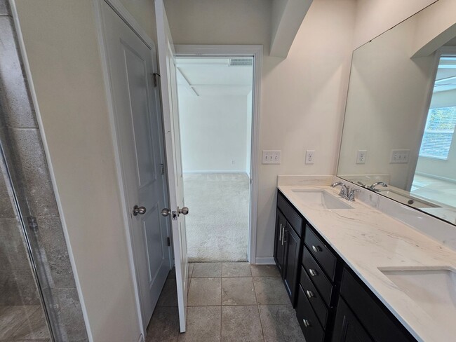 Building Photo - Well Maintained Large townhome in Steele Creek