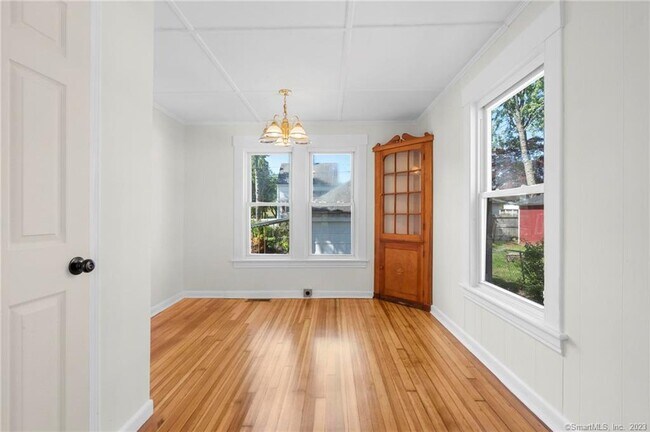 Building Photo - 22 Sycamore Ln