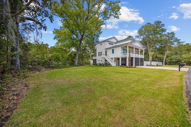 Building Photo - All Inclusive Seasonal Rental in the Beaut...