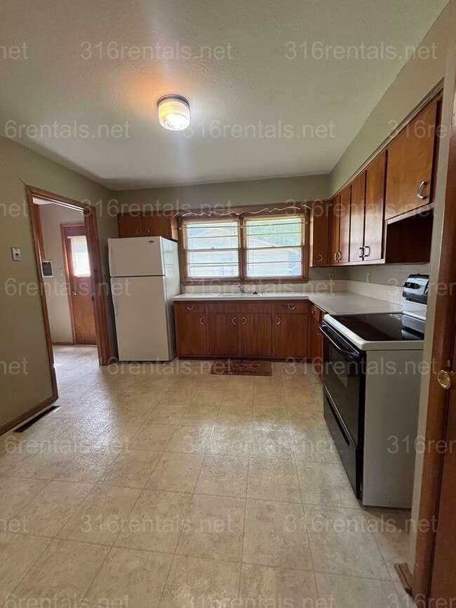 Building Photo - Two bed one bath available NOW!