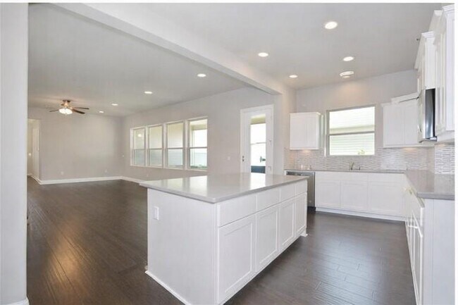 Building Photo - 1610 Arcilla St