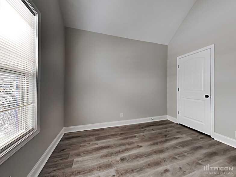 Building Photo - 1069 Silo Dr