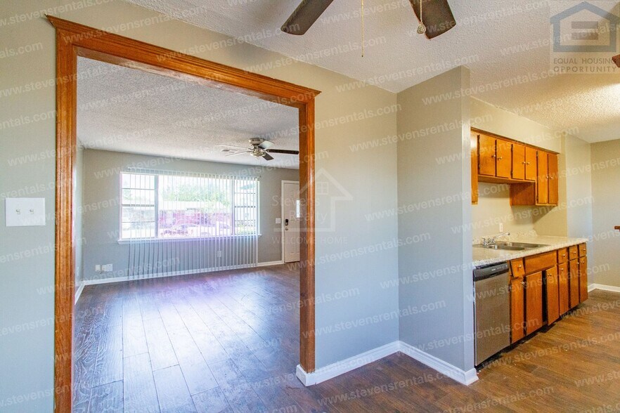 Building Photo - 707 SW 49th St