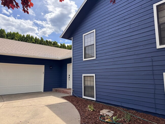 Building Photo - Selah 4 bedroom 3 Bathroom Double Garage, Fenced Yard