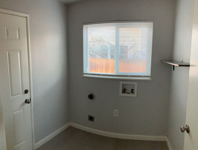 Building Photo - 2500 Dana Ln