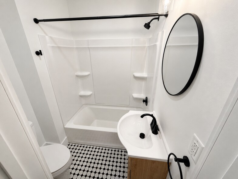 Upstairs full bath - 17 Cherry St