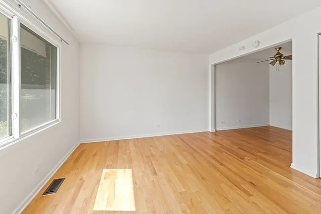 Building Photo - BEAUTIFUL LARGE 1 BED/1 BATH TOWNHOUSE RENTAL W/IN-UNIT LAUNDRY AND PARKING.....MUST SEE!!