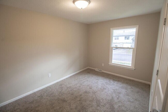 Building Photo - 1909 Newton Dr