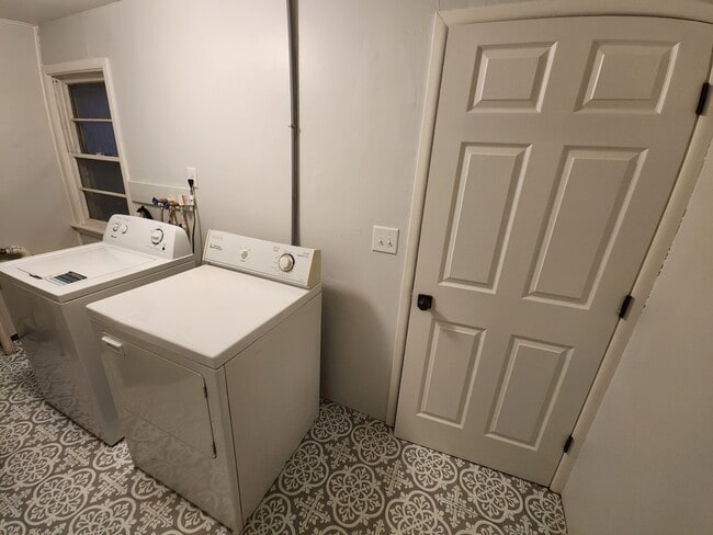 Building Photo - 120 W Forest Ave