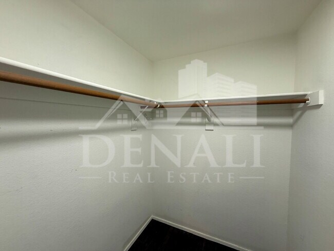 Building Photo - 1114 S Surfside Dr