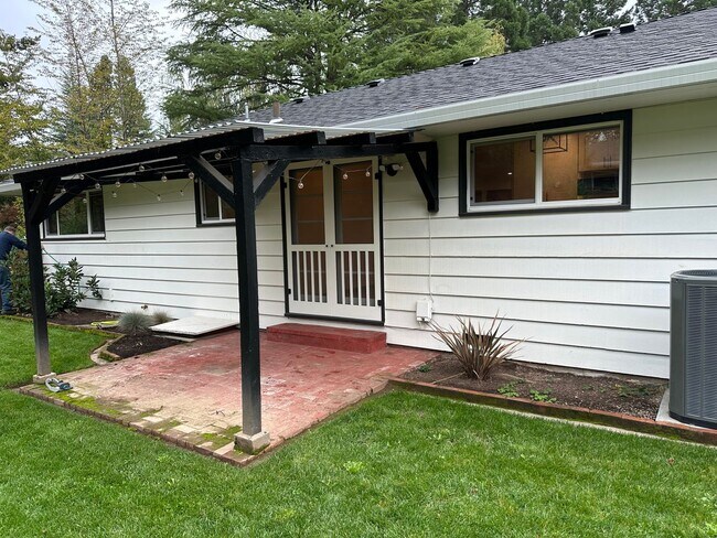 Building Photo - GORGEOUS RANCH STYLE HOME ON HUGE MANICURED LOT IN GARDEN HOME IN SW PORTLAND