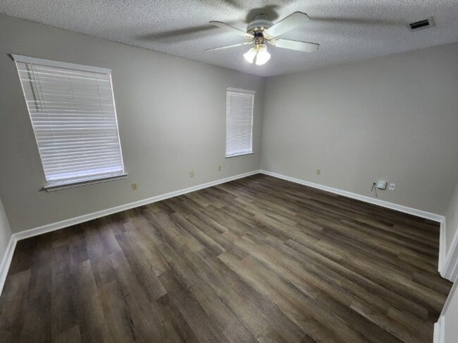 Building Photo - 15 Honey Locust Ct