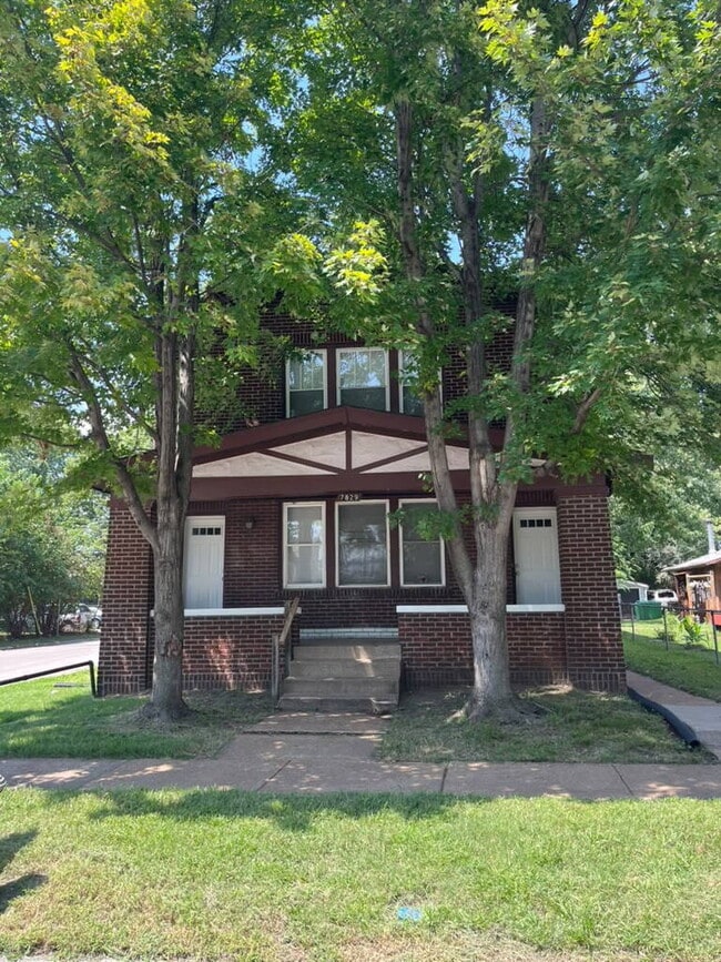 Building Photo - "Charming 2-Bed Duplex Retreat on Pennsylvania Ave – Spacious 1170 Sq Ft in Vibrant St. Louis!"